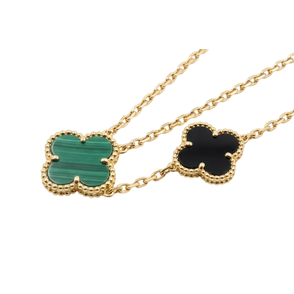 Van Cleef & Arpels Magic Alhambra ketting met klavermotieven op een achtergrond