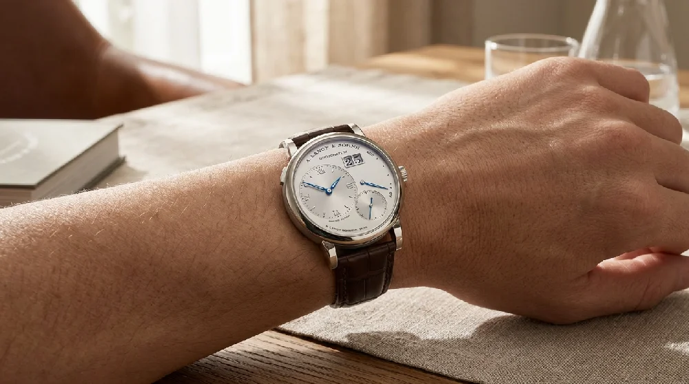 Een A. Lange & Söhne Lange 1 horloge veilig opgeborgen in een luxe bewaardoos