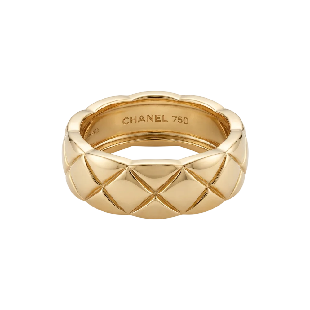 Chanel Coco Crush ring in goud op een strakke achtergrond