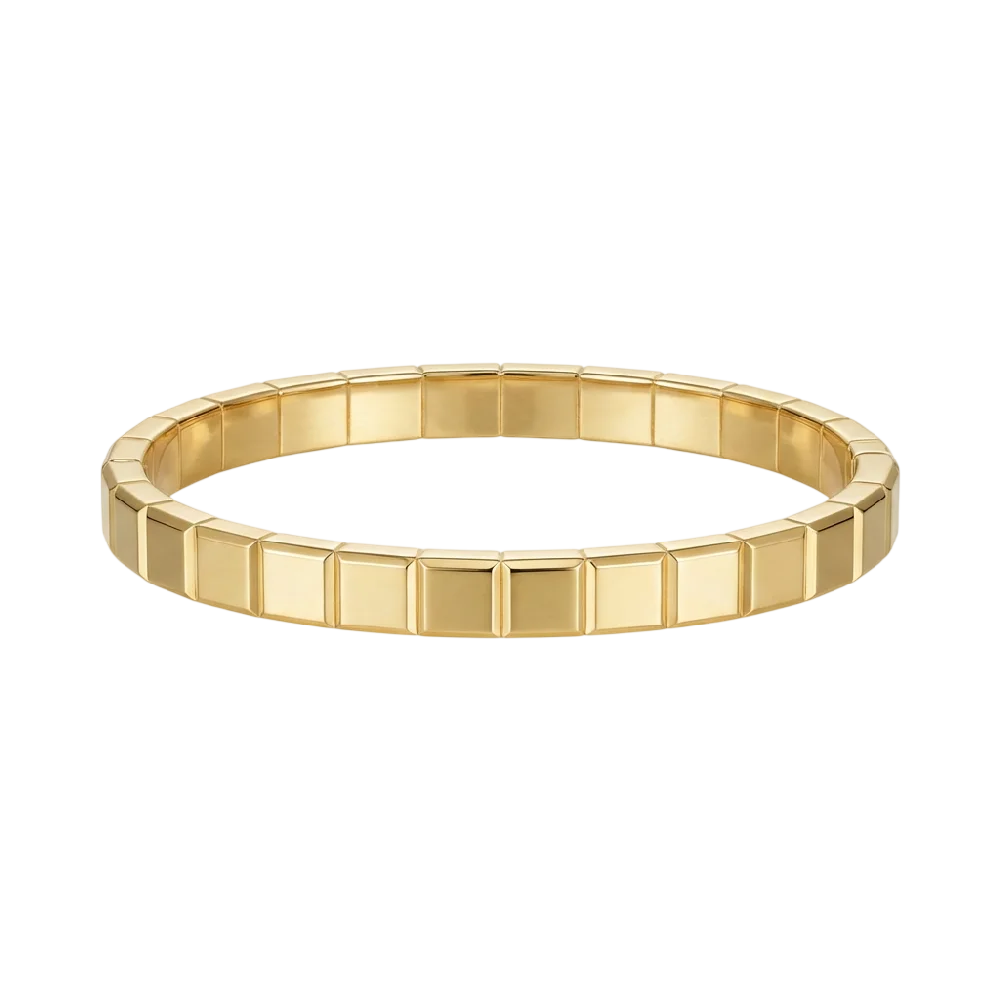Een Chopard Ice Cube ring van witgoud op een strakke ondergrond