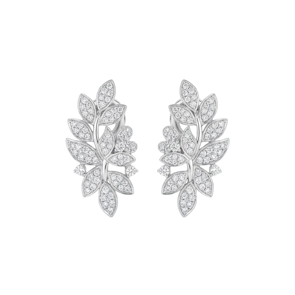 De Beers Enchanted Lotus diamanten sieraad op een elegante achtergrond