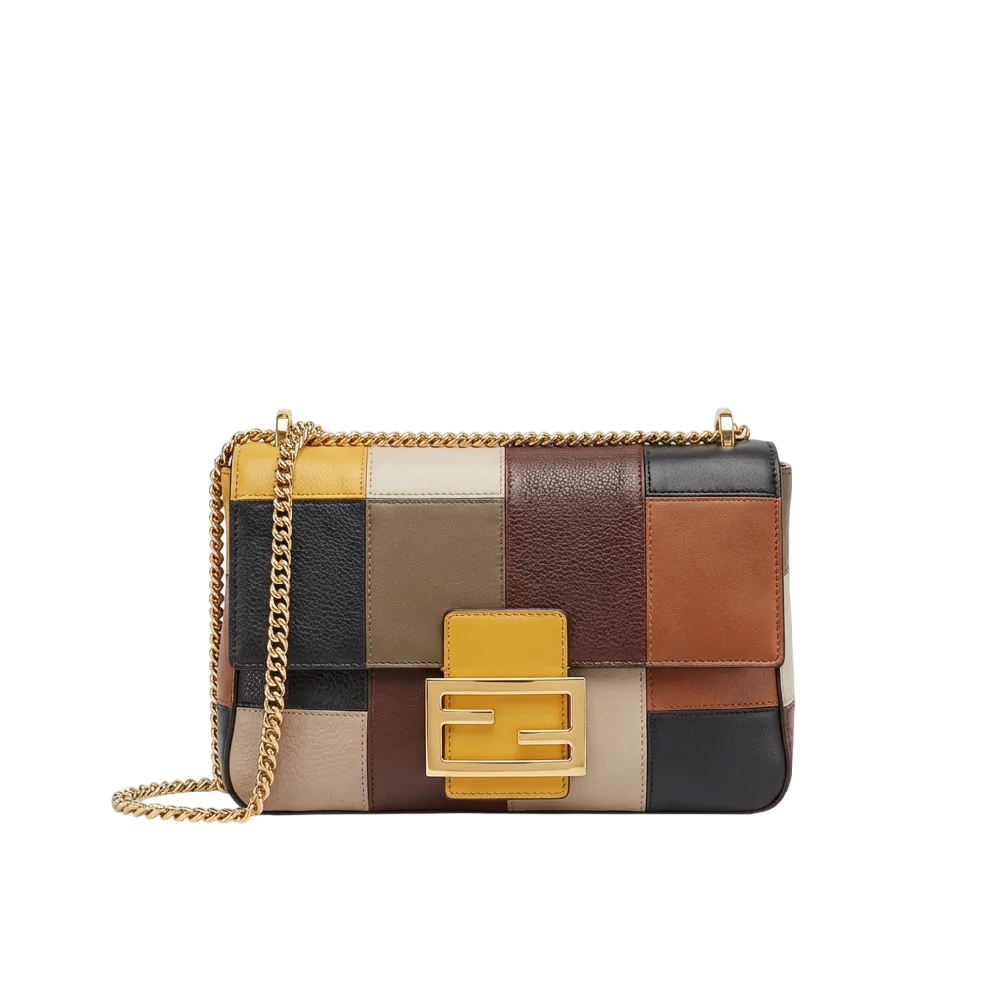 Een exclusieve Fendi Baguette tas van hoogwaardig leer op een lichte achtergrond