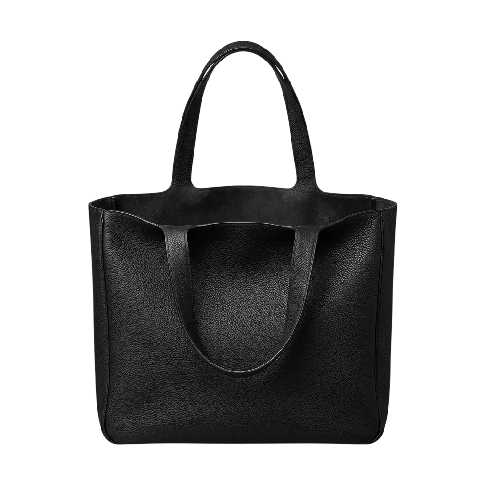 Een Hermès Garden Party tas van canvas en leer op een neutrale achtergrond.
