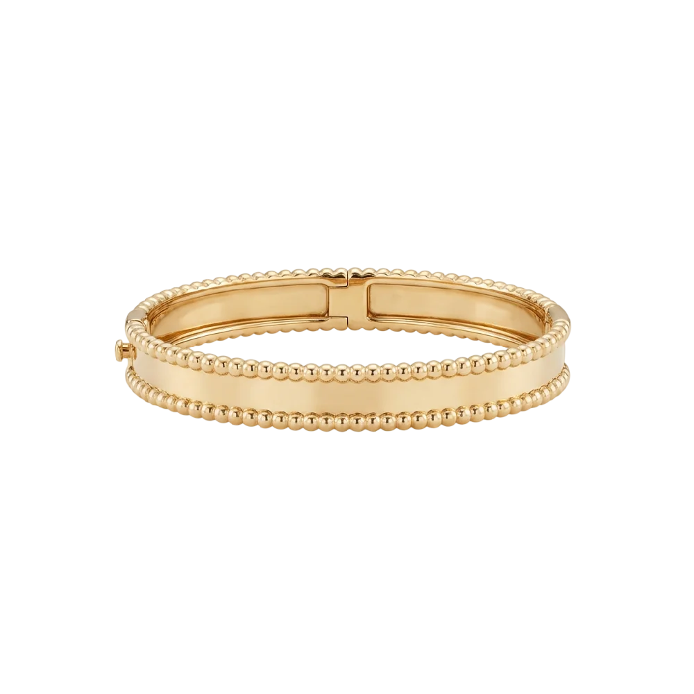Van Cleef Arpels Perlee sieraad op elegante achtergrond