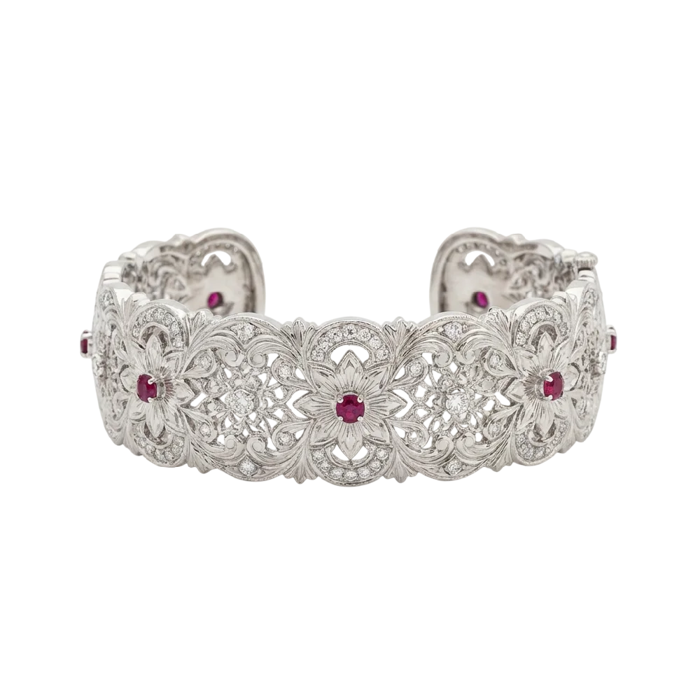 Close-up van een gouden Buccellati Ramage ring op een witte achtergrond.
