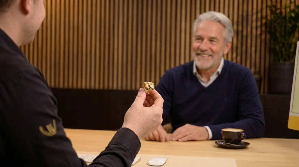 Vrouw vult online aanvraagformulier in voor sieraden