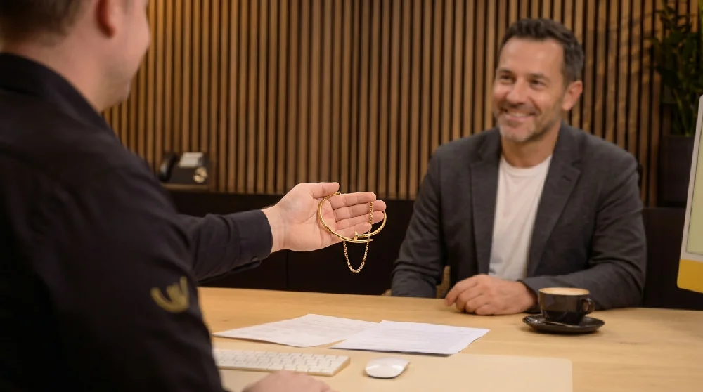 Vrouw vult online formulier in op laptop voor een Cartier Love sieraad