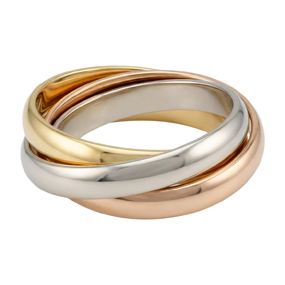 Close-up van een Cartier Trinity ring met drie ineengestrengelde ringen in goud, witgoud en roségoud op een witte achtergrond.