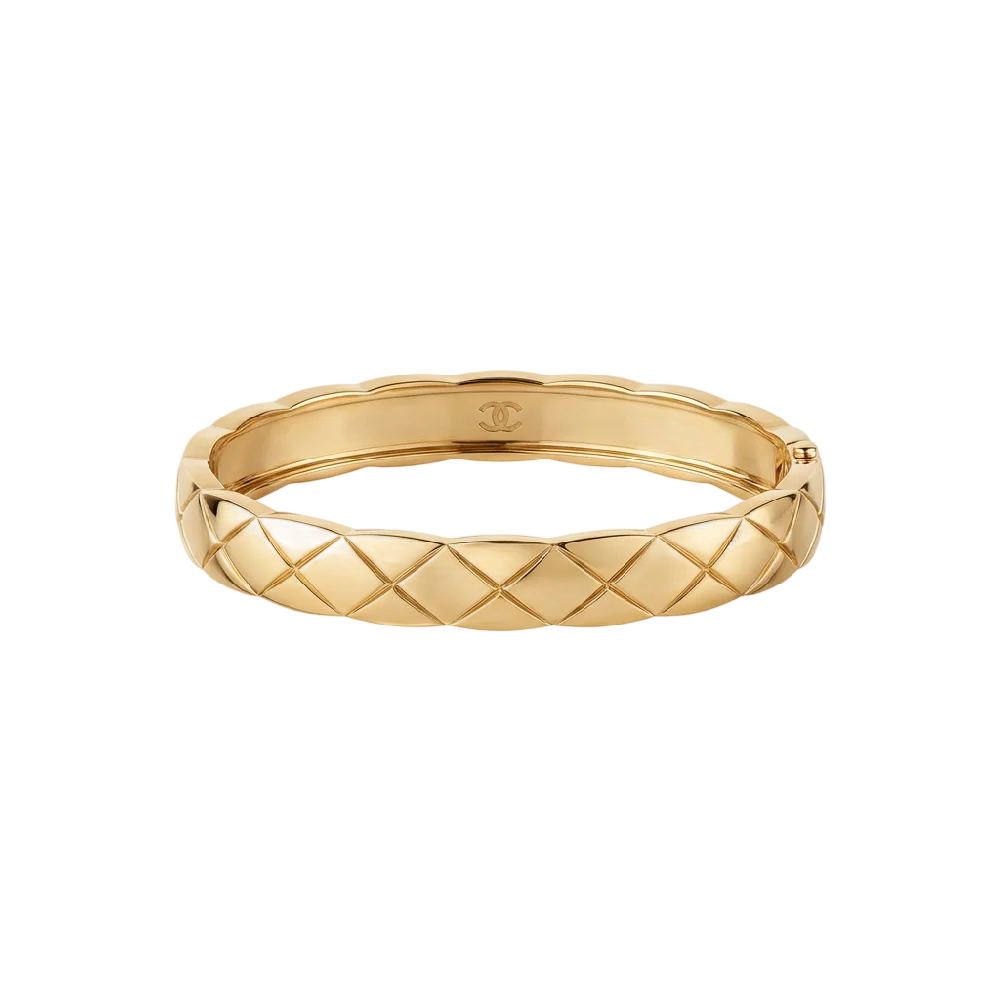 Close-up van een gouden Chanel Coco Crush ring met matelassé patroon