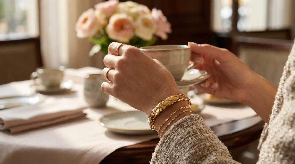 Binnenkant van een zwaar beveiligde kluis met diverse luxe sieraden waaronder een Coco Crush
