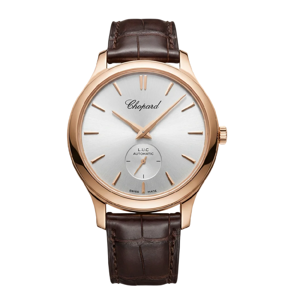 Close-up van een Chopard L.U.C herenhorloge met donkere wijzerplaat en leren band