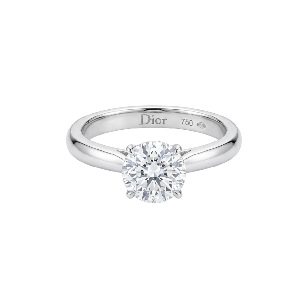 Dior Joaillerie Victoire sieraad met edelstenen op een zachte ondergrond