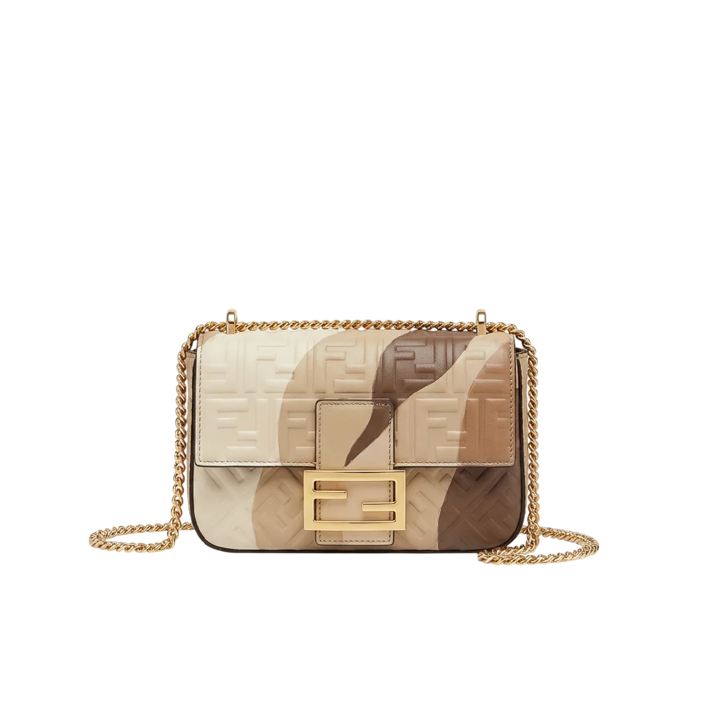 Fendi First tas van Fendi, gemaakt in Italië, op een neutrale achtergrond.