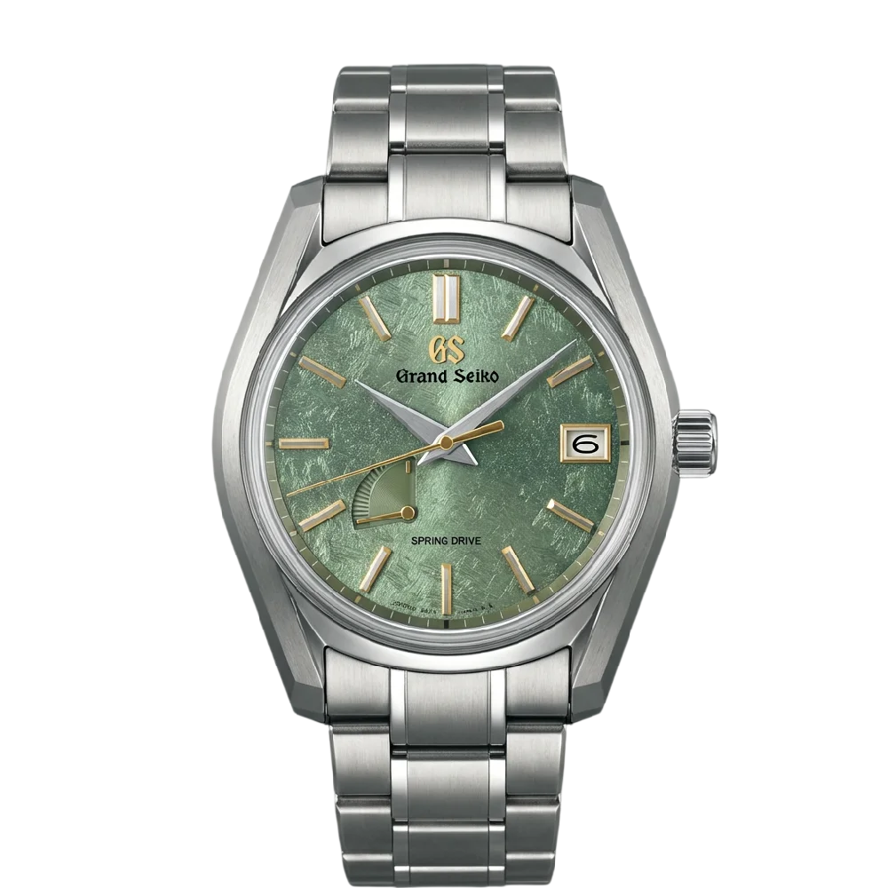 Close-up van een glimmende Grand Seiko Heritage horloge met een donkergrijze wijzerplaat en stalen band