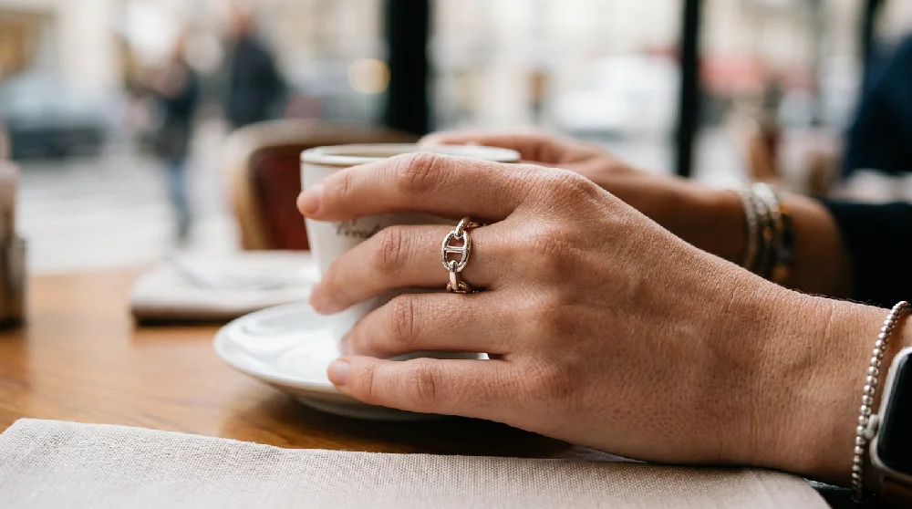 Beveiligde kluis met luxe sieraden, waaronder Hermès Chaine d'Ancre