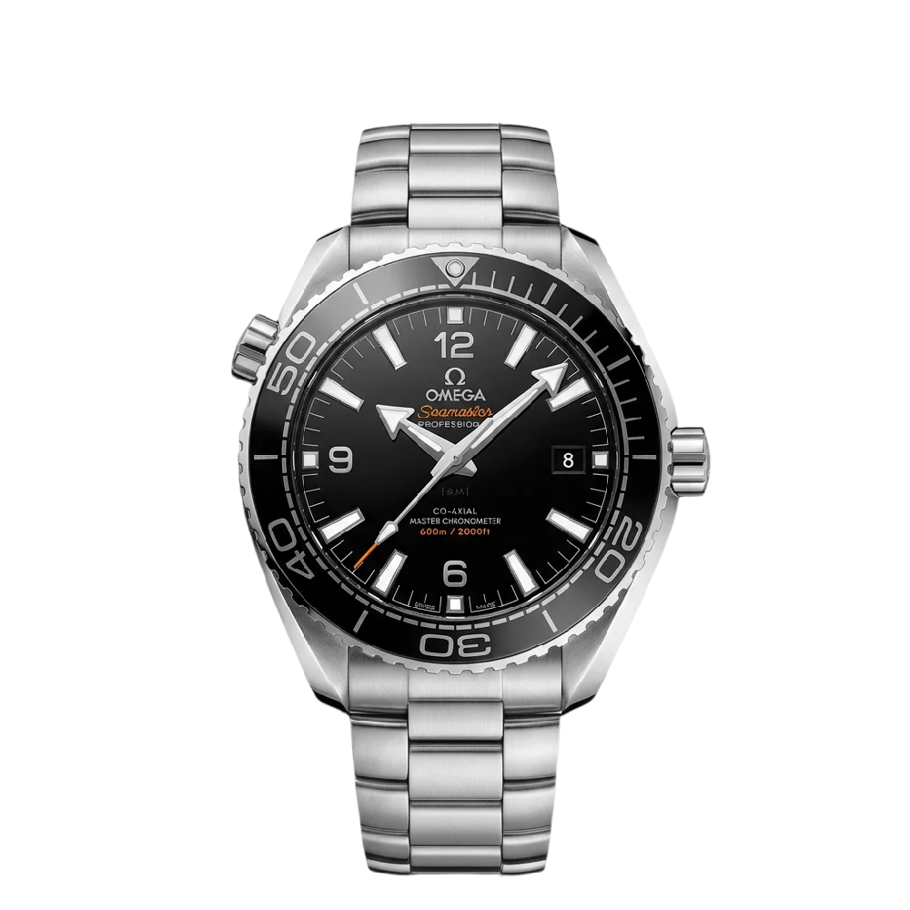 Close-up van een klassieke Omega Seamaster op een donkere achtergrond.