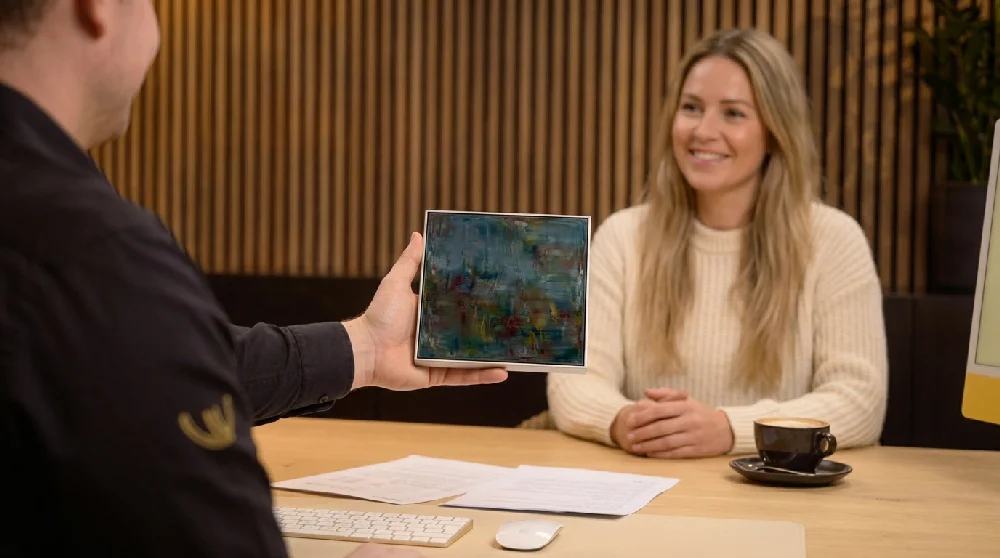Hand vult online formulier in voor kunstverpanding
