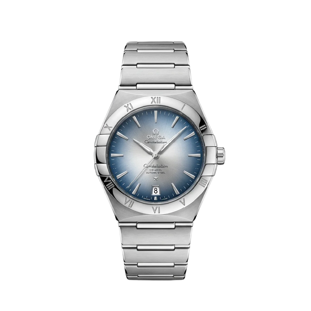 Omega Constellation horloge in goud en staal op een egale achtergrond