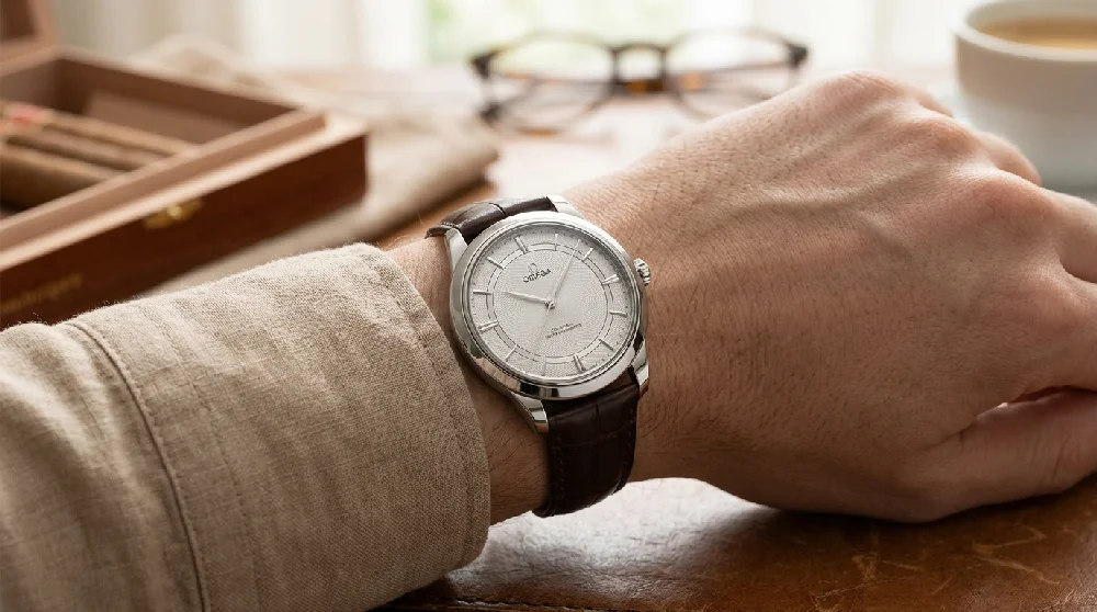 Omega Seamaster veilig opgeborgen in een luxe horlogedoos