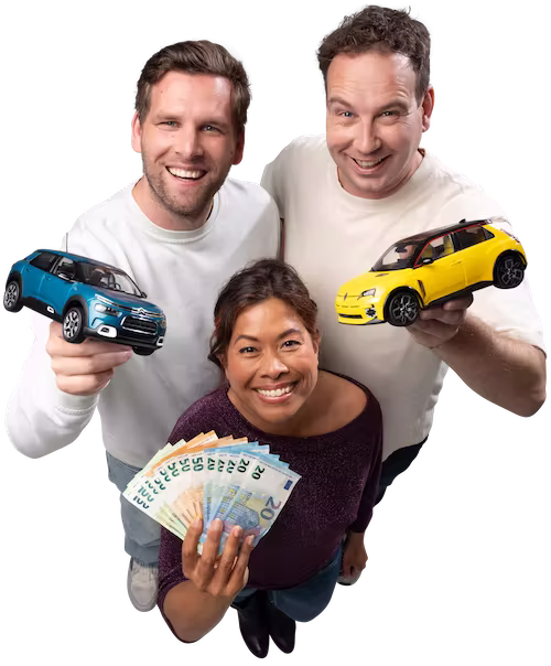 Twee mannen tonen speelgoedauto's terwijl een vrouw geld vasthoudt, ter illustratie van geld lenen met de auto als onderpand bij Vandaag Verpanden, waarbij je gewoon kunt blijven rijden.