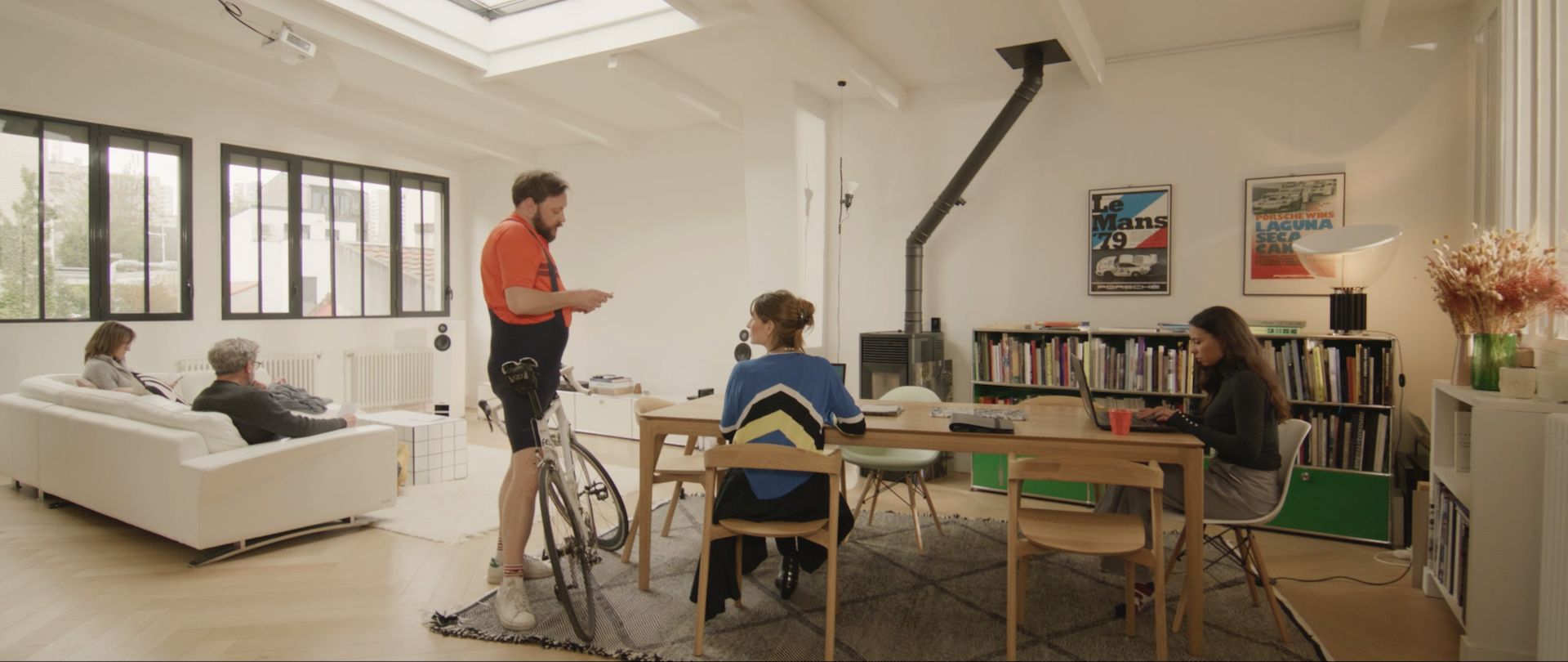 Personnes dans une église avec des mains levées devant une croix, en signe de prière ou d'adoration.