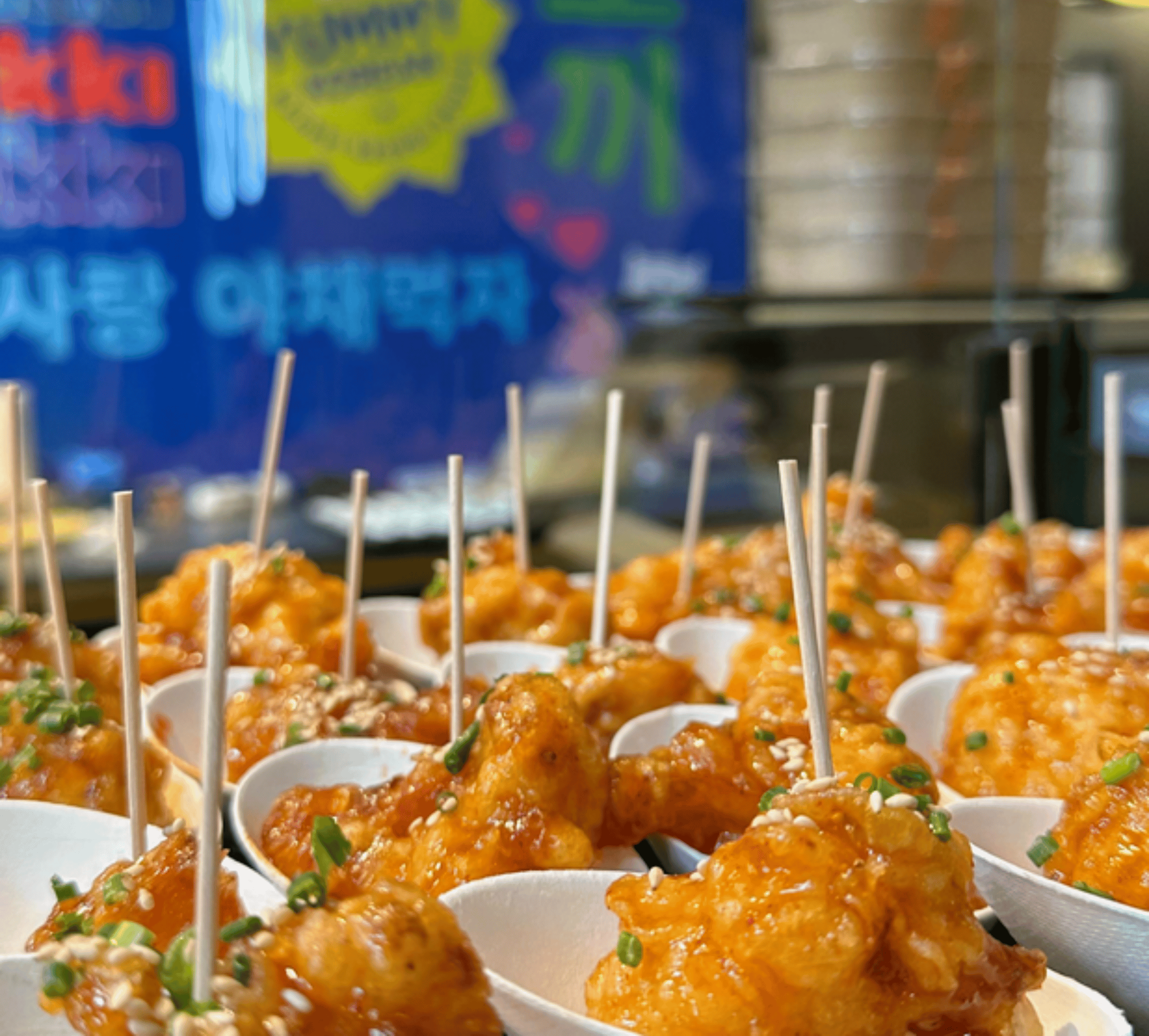 Veganes Korean Friend Chicken, aufgespiest