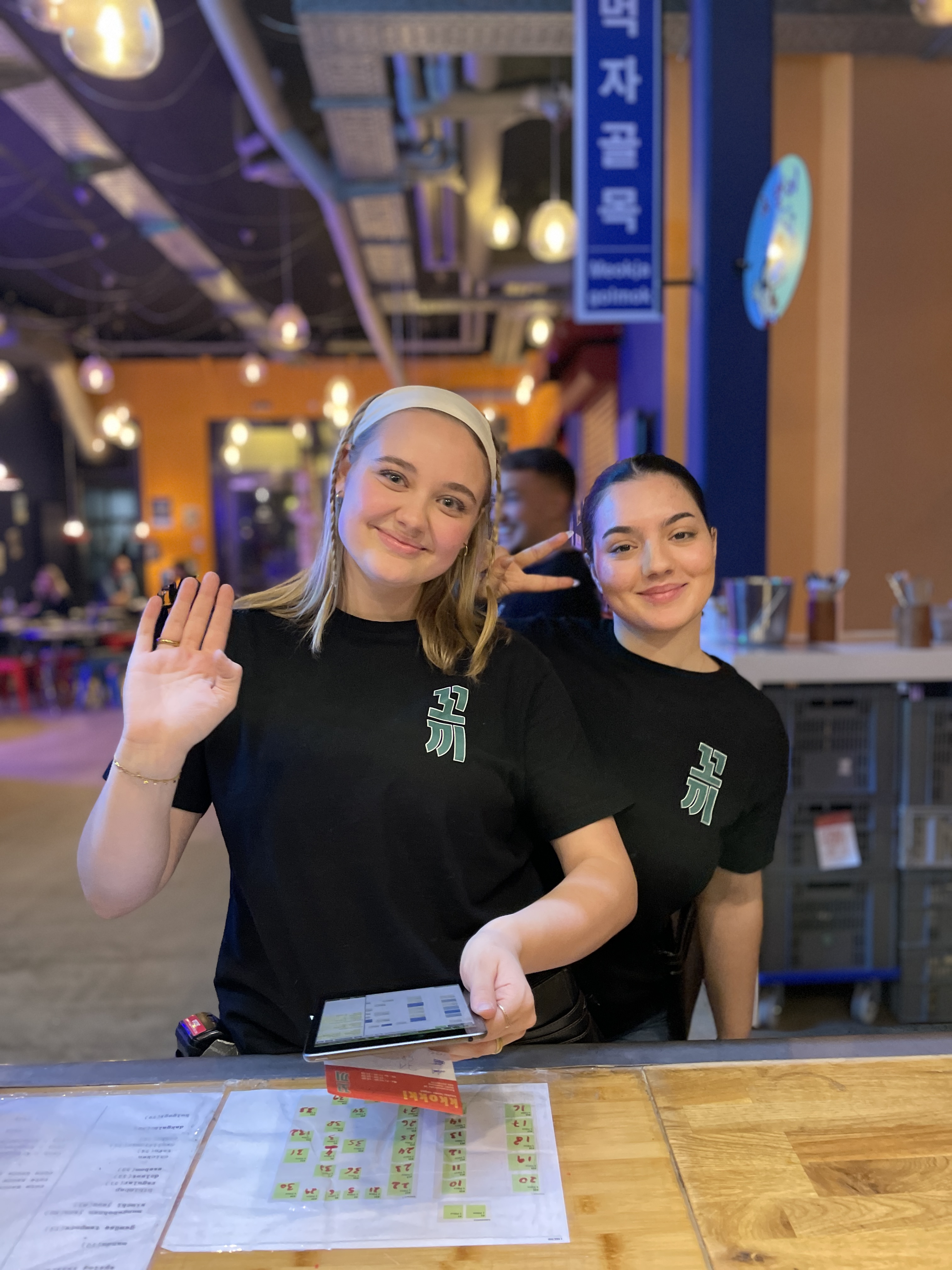 zwei Mitarbeiterinnen von Kkokki Loves Vegan, lächelnd in die Kamera