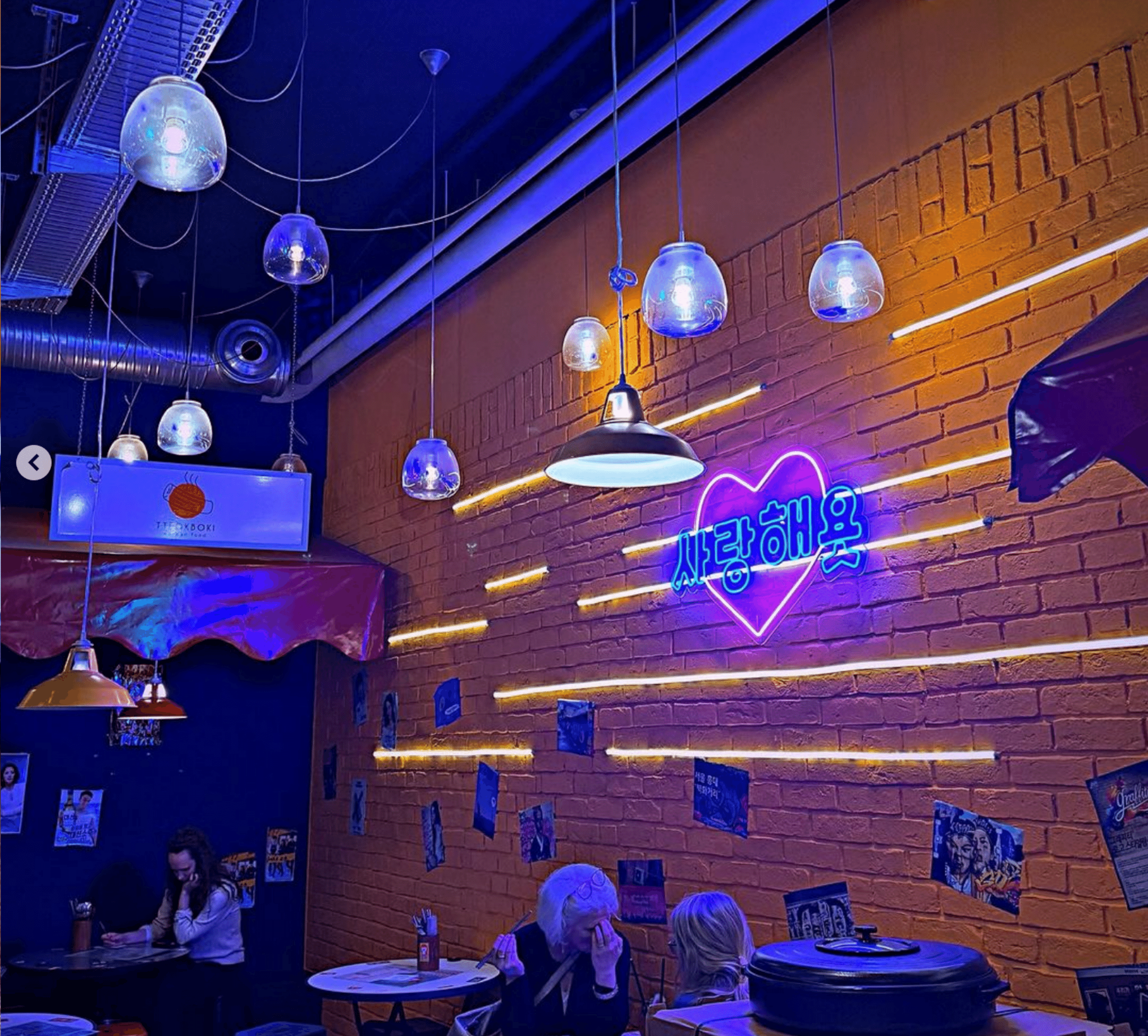 das bunte Innendesign von Kkokki Loves Vegan, mit viel Neon