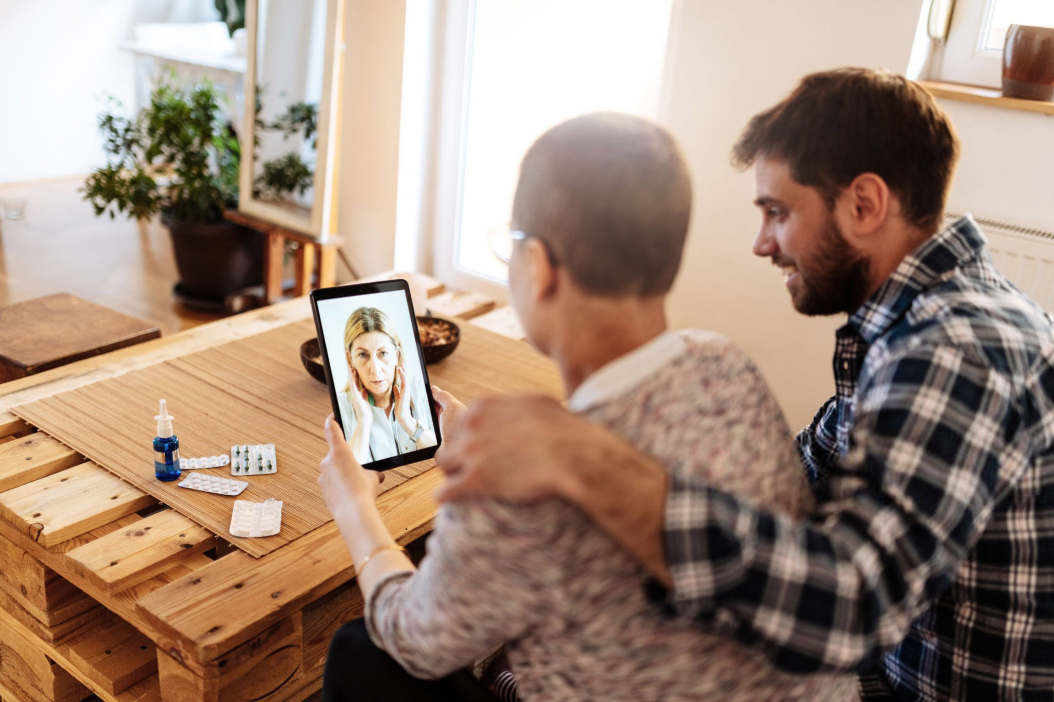 Men and women with technologie