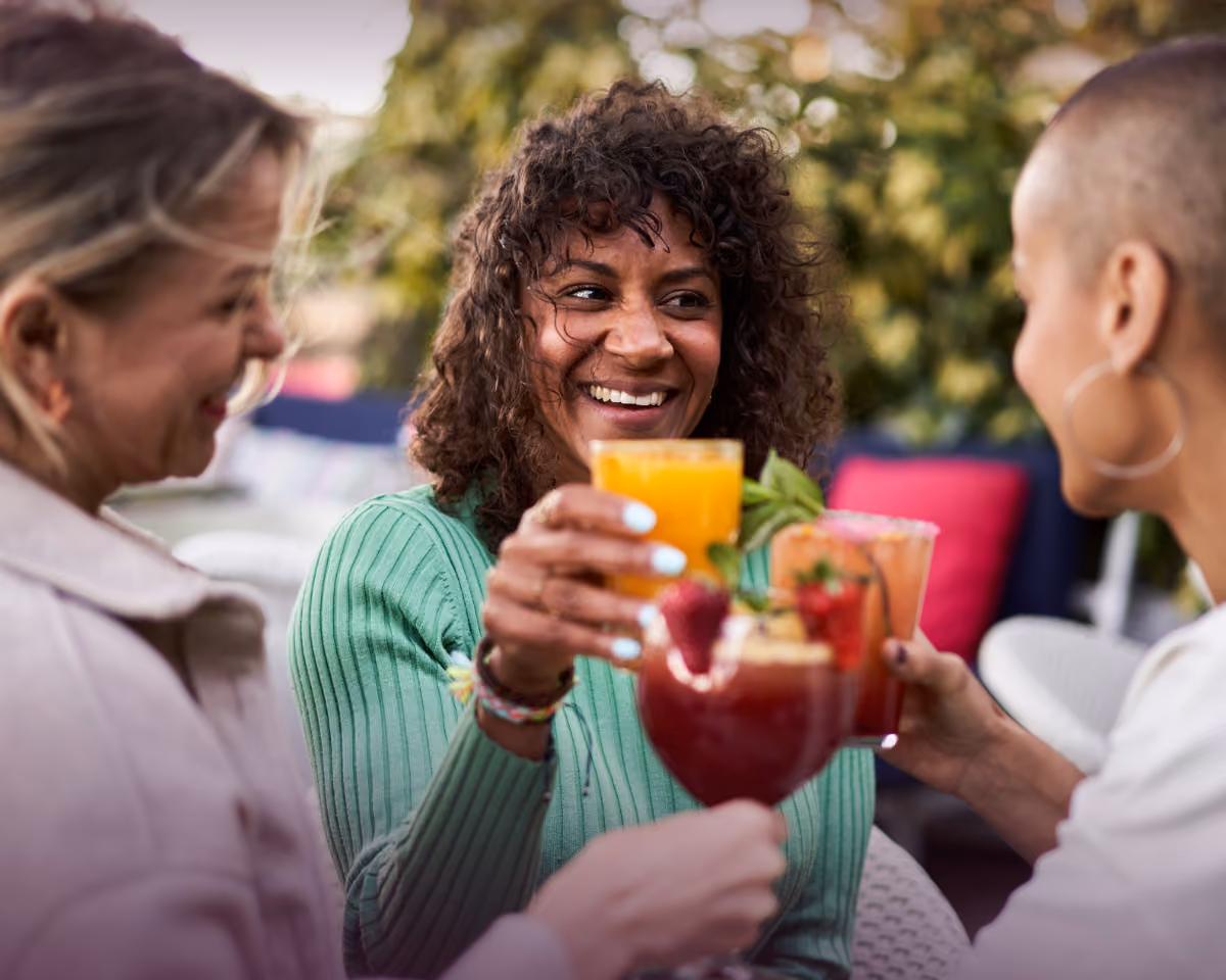 Drie dames klinken gezellig met een heerlijke mocktail