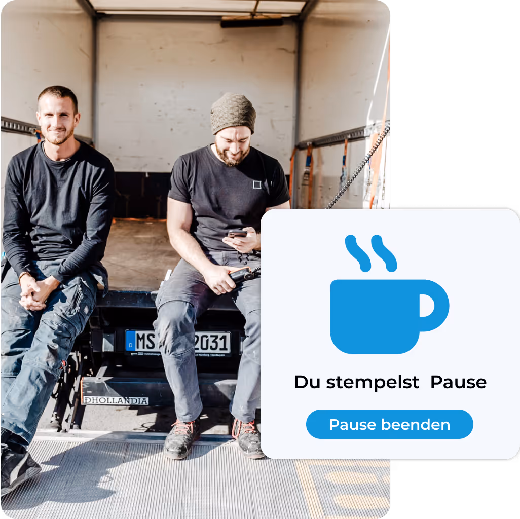 Mockup clockin App "Du stempelst Pause" mit Bild von zwei Männern, die auf der Ladefläche eines LKWs sitzen 