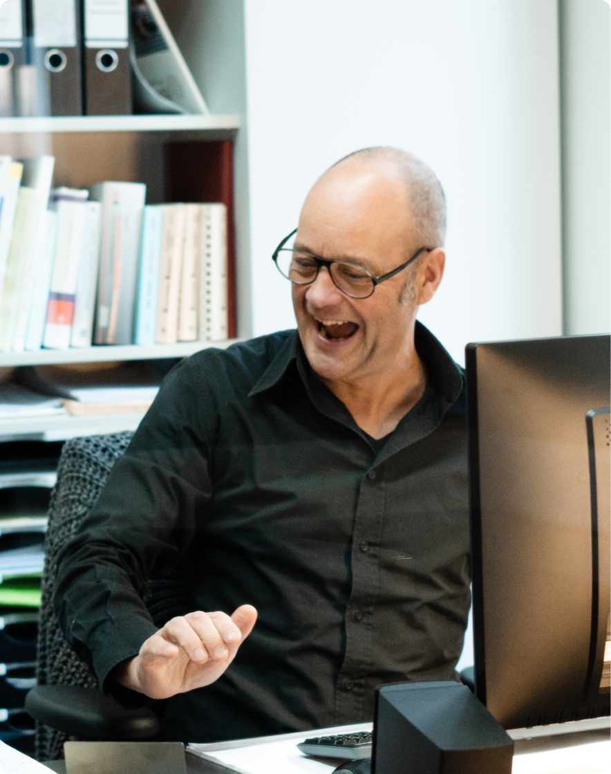 Arbeitergeber freut sich über effizientere Prozesse mit clockin