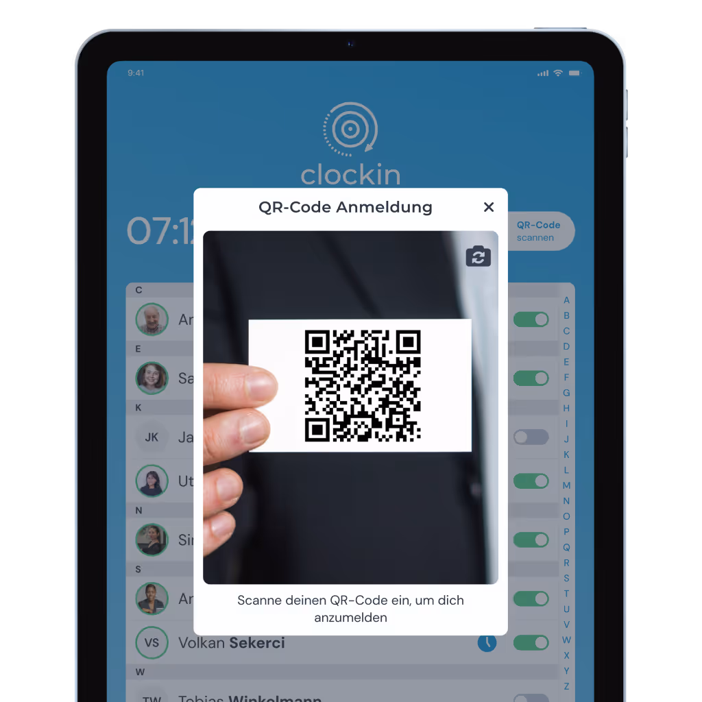 Mit dem clockin Terminal können sich Mitarbeiter einfach mit einem individuellen QR-Code einstempeln