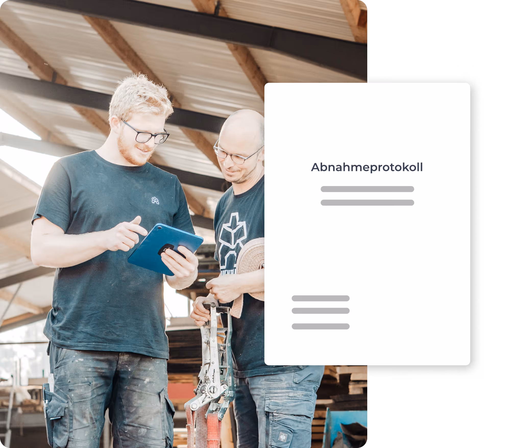 In einer Werkhalle schauen zwei Männer auf ein Tablet, daneben das Mockup eines Dokuments mit dem Titel "Abnahmeprotokoll"