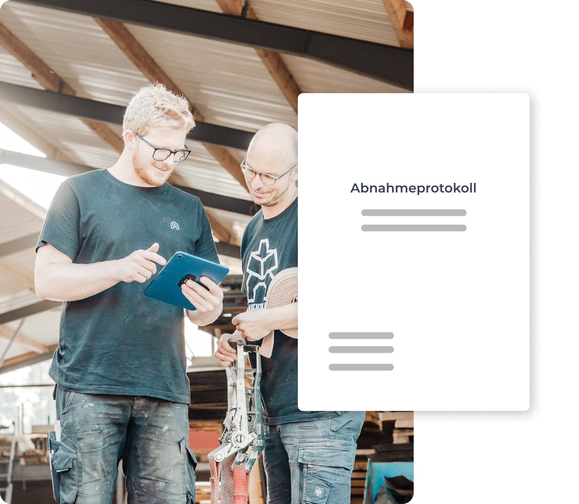 In einer Werkhalle schauen zwei Männer auf ein Tablet, daneben das Mockup eines Dokuments mit dem Titel "Abnahmeprotokoll"
