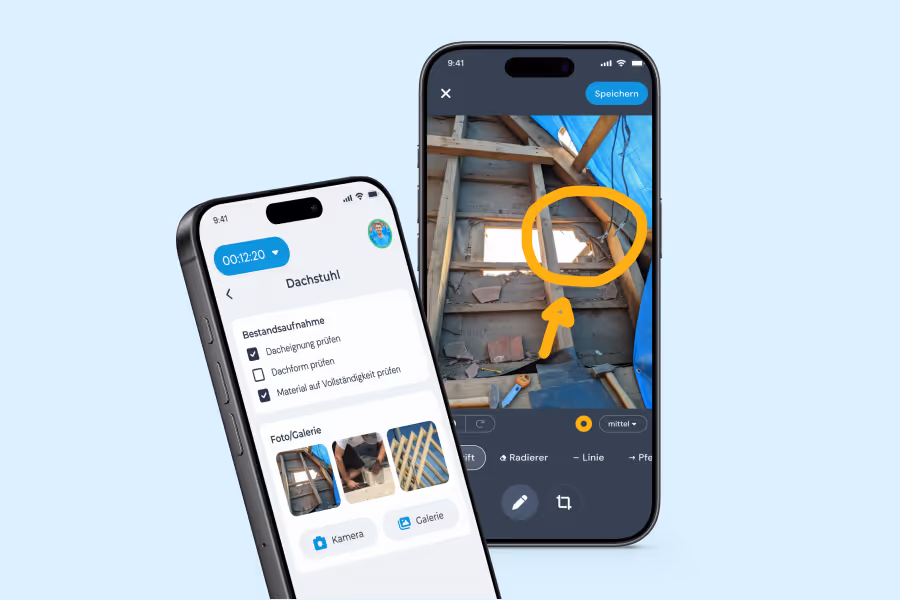 Zwei Smartphones mit der Bau-Dokumentations-App clockin, die eine Checkliste und markierte Fotos eines Dachstuhls anzeigen.