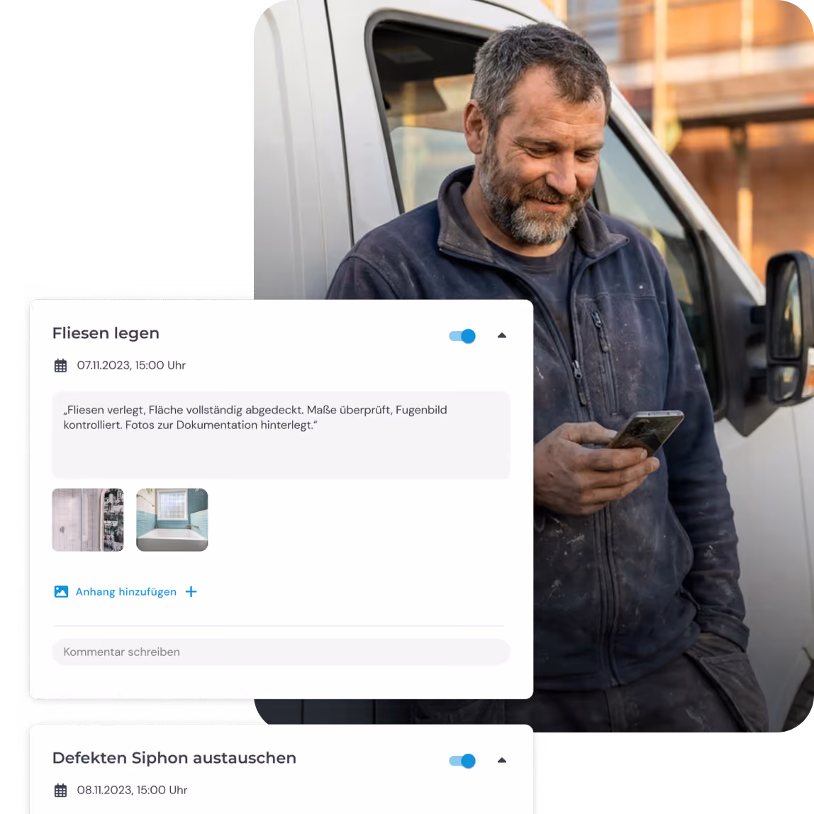 Handwerker lehnt am weißen Lieferwagen und schaut lächelnd auf sein Smartphone. Im Vordergrund Mockup clockin digitale Bauakte