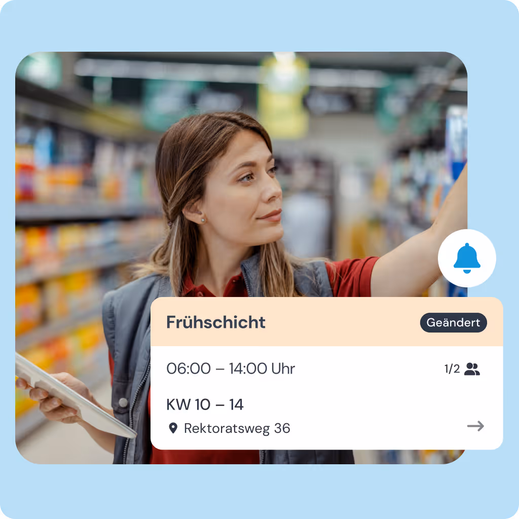 Frau mit Tablet wählt Produkte im Supermarktregal, Arbeitszeit Frühschicht 06:00–14:00 Uhr.