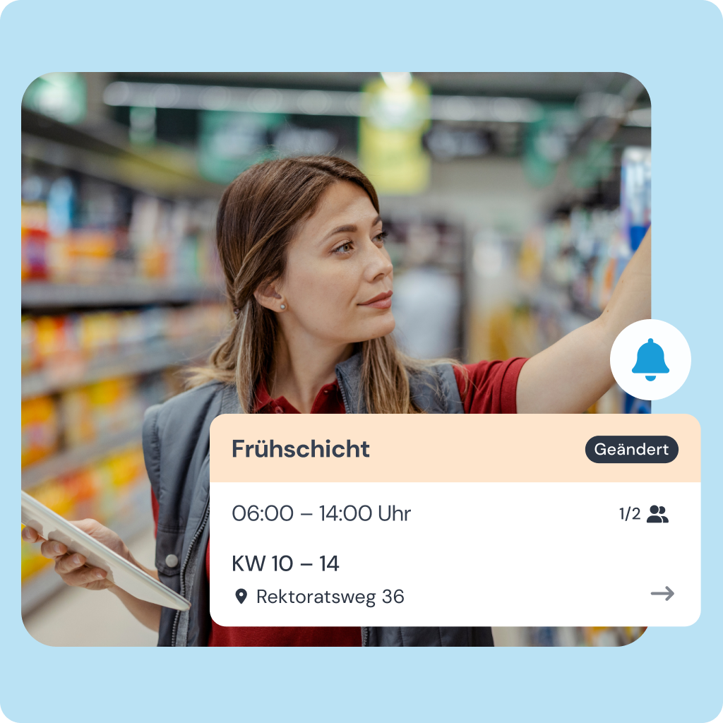 Frau mit Tablet wählt Produkte im Supermarktregal, Arbeitszeit Frühschicht 06:00–14:00 Uhr.