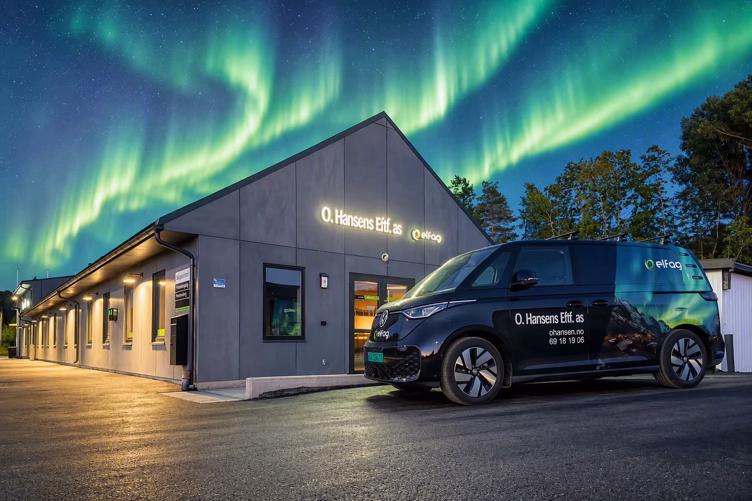 Ansatte hos O.Hansens - med bil og nordlys i bakgrunn