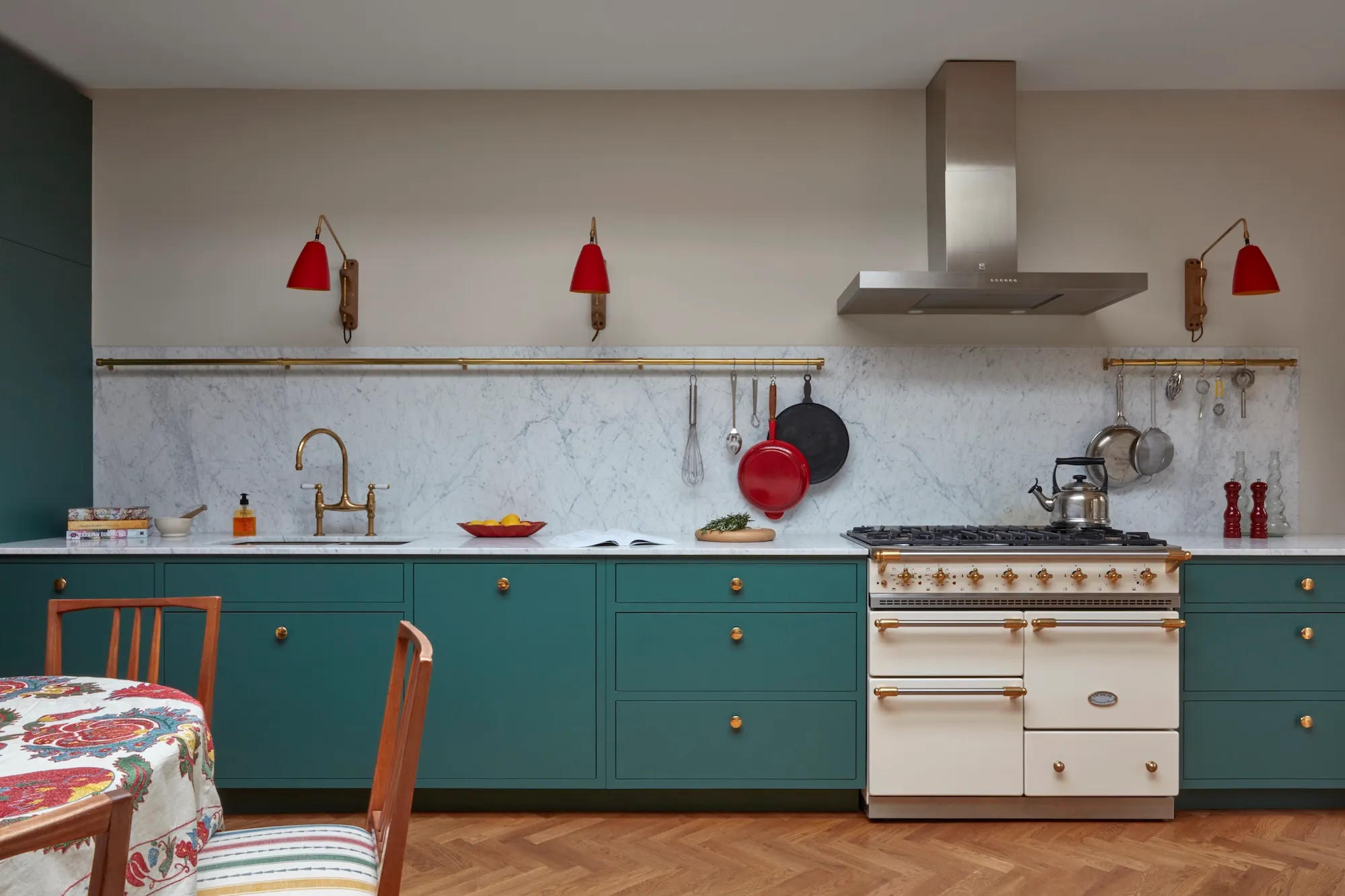 Shaker kitchen in Frame style by Uncommon Projects.