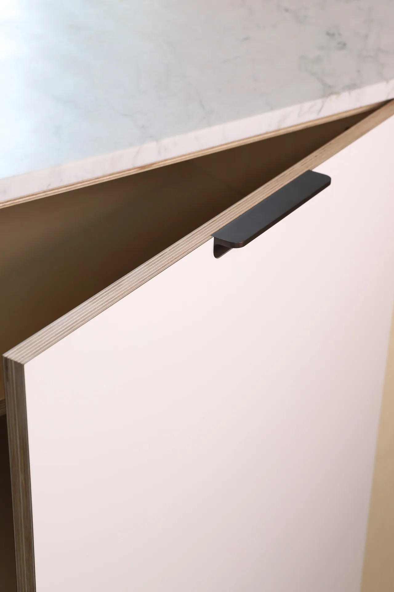 This doors features an ‘Engineered Pull’ in a bronze finish from the Core range.