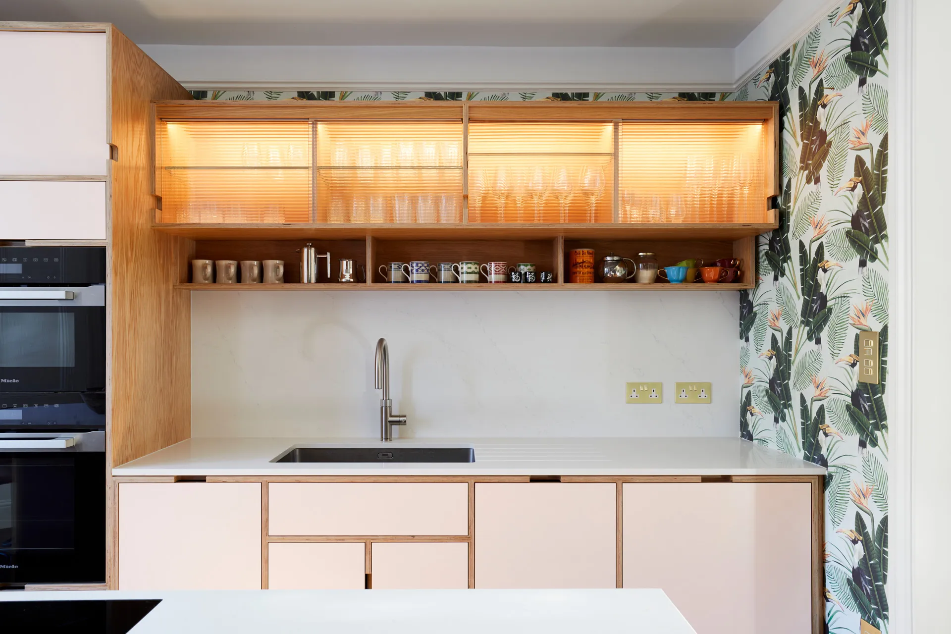 Glazed wall units are great to create mood lightning in the kitchen.