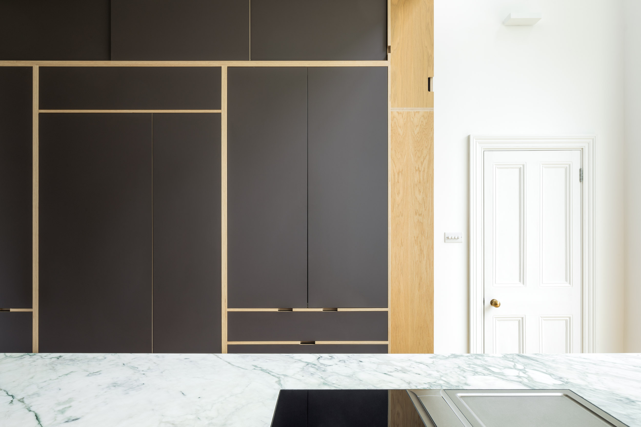 Graphic brown doors arrangement on plywood kitchen