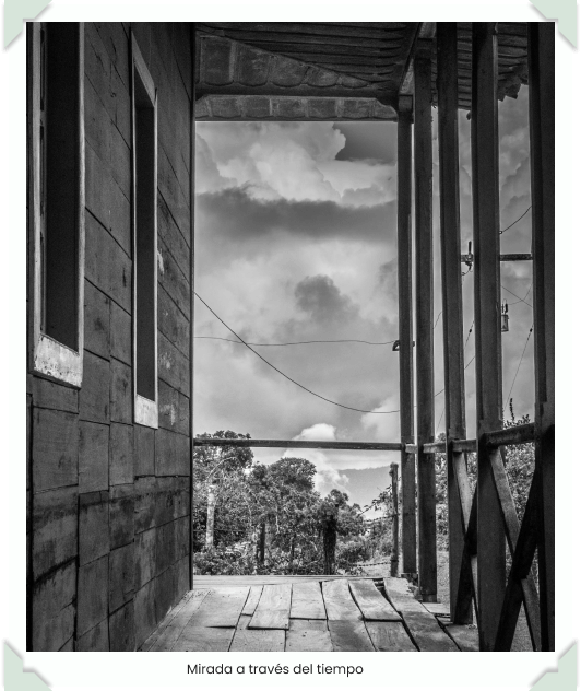 Foto en blanco y negro de los corredores de la casa