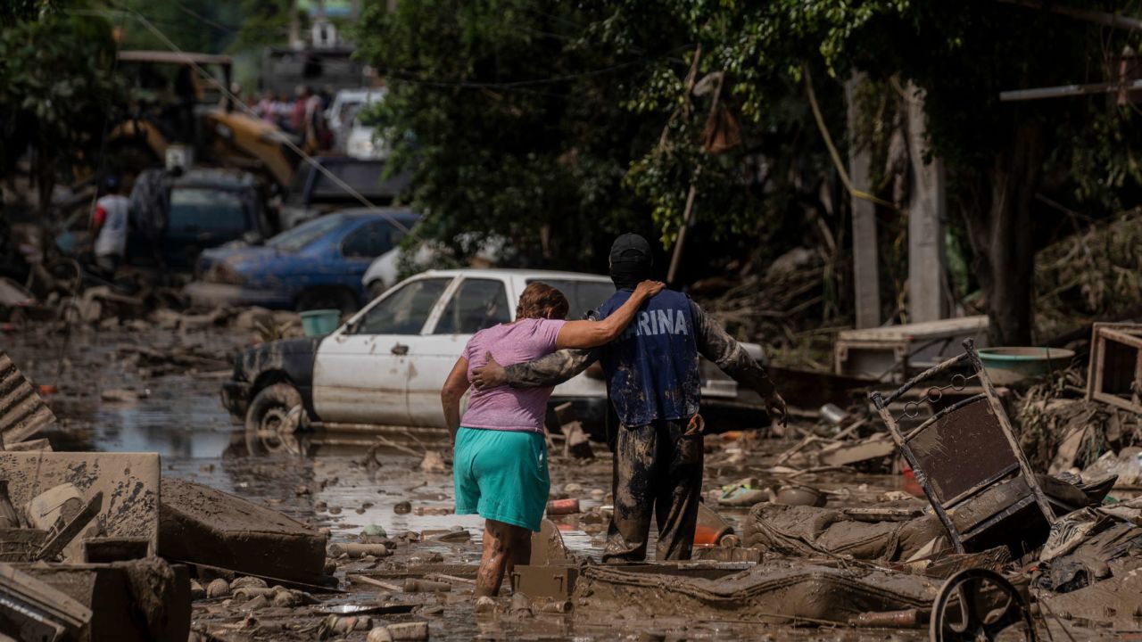 La lucha por volver a la normalidad en Veracruz tras la mortal devastación  de las inundaciones