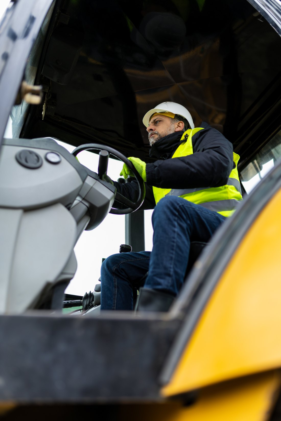 Twin member at work in a forklift