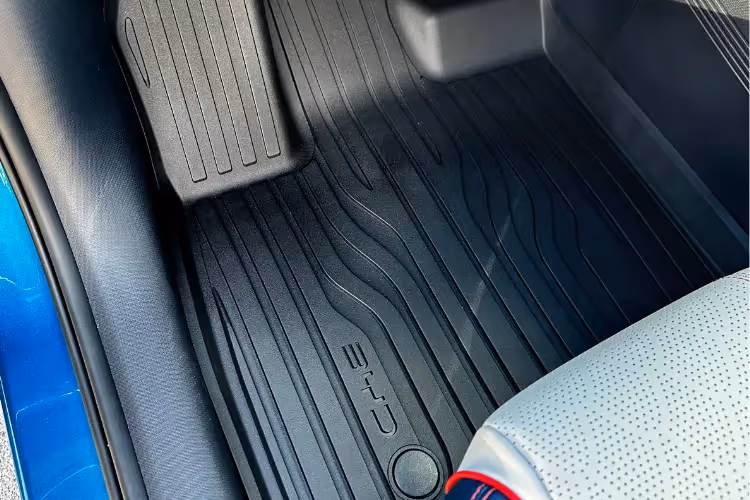 Gummimatte auf der Fahrerseite in einem blauen ATTO3