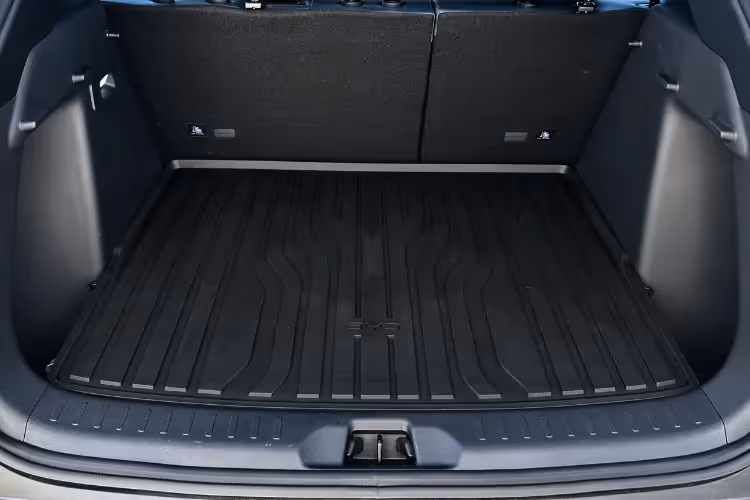 Kofferraummatte im Kofferraum eines blauen ATTO3