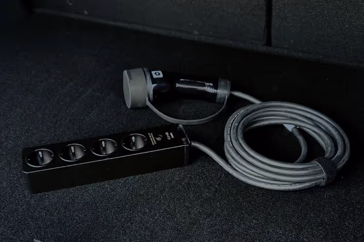 Schwarzes Kabel mit Steckdosenleiste